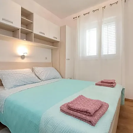 2 Bedroom In Appartement Pašman